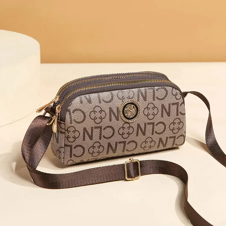 软皮包包新款妈妈包韩版时尚女士单肩包中年女包百搭斜挎小包