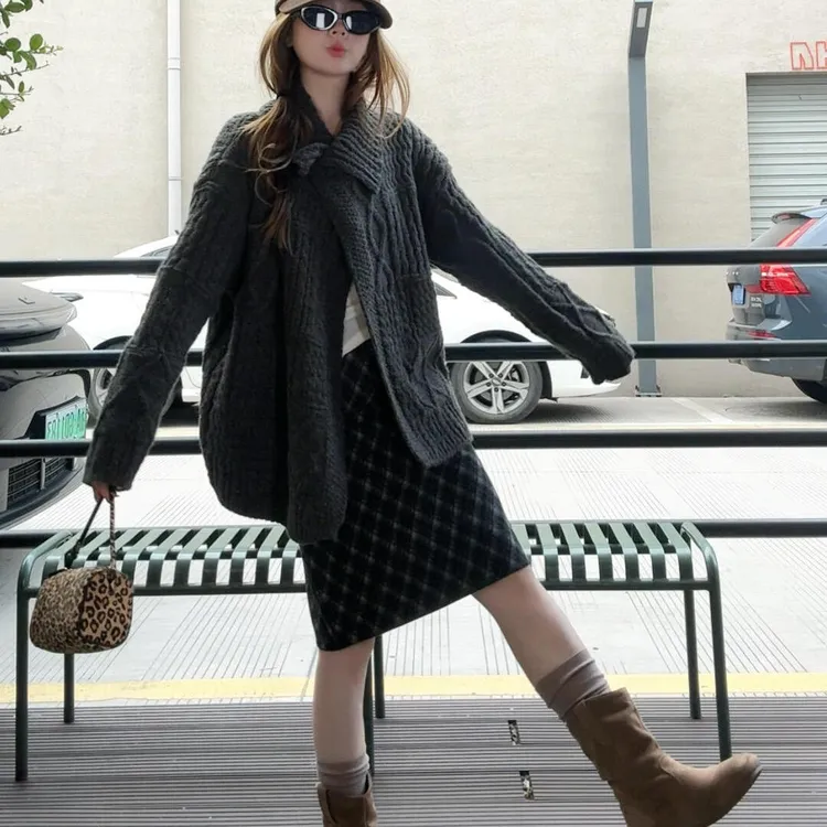 波伺登联名断码韩系高级感复古麻花灰色毛衣不对称翻领针织开衫慵