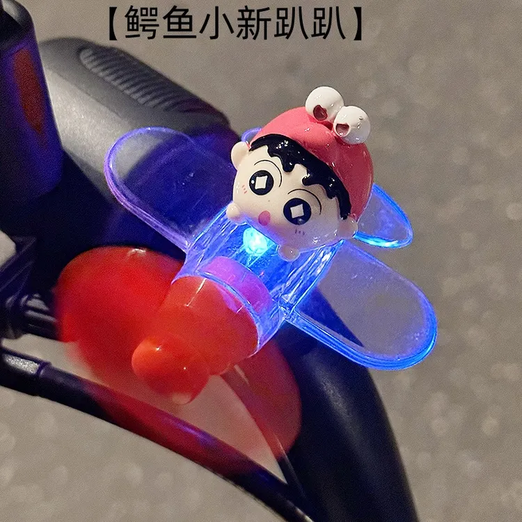 蜡笔小新电动车装饰小配件车载摆件风能风力发电小飞机摩托车公仔