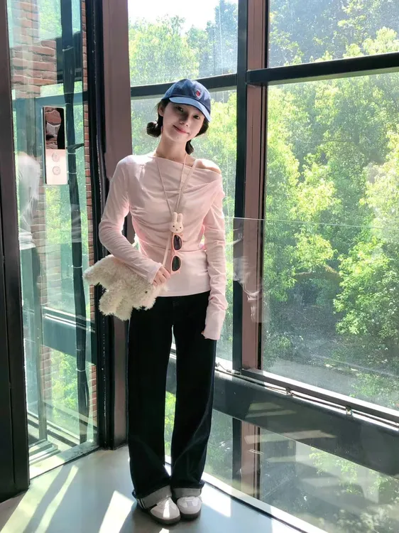 2025早秋新款韩系斜露肩粉色长袖t恤女温柔风显瘦上衣百搭阔腿裤