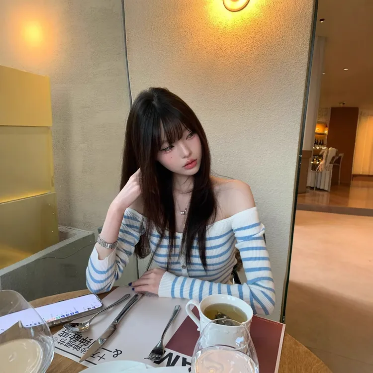 纯欲辣妹显瘦短款长袖条纹设计感小众性感百搭上衣 2025秋冬粘胶