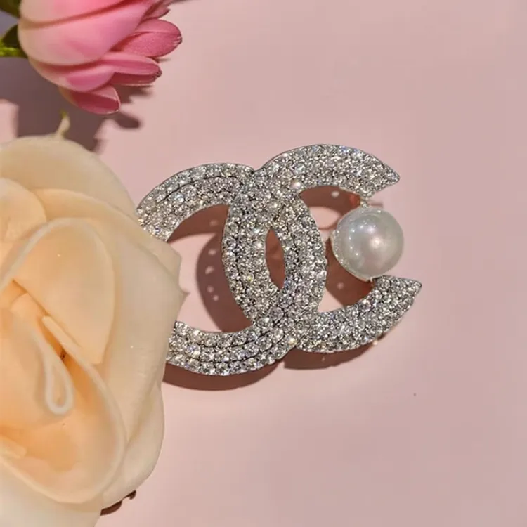 铜胸针 小香风胸针高档西装字母别针防走光扣针气质胸花轻奢配饰