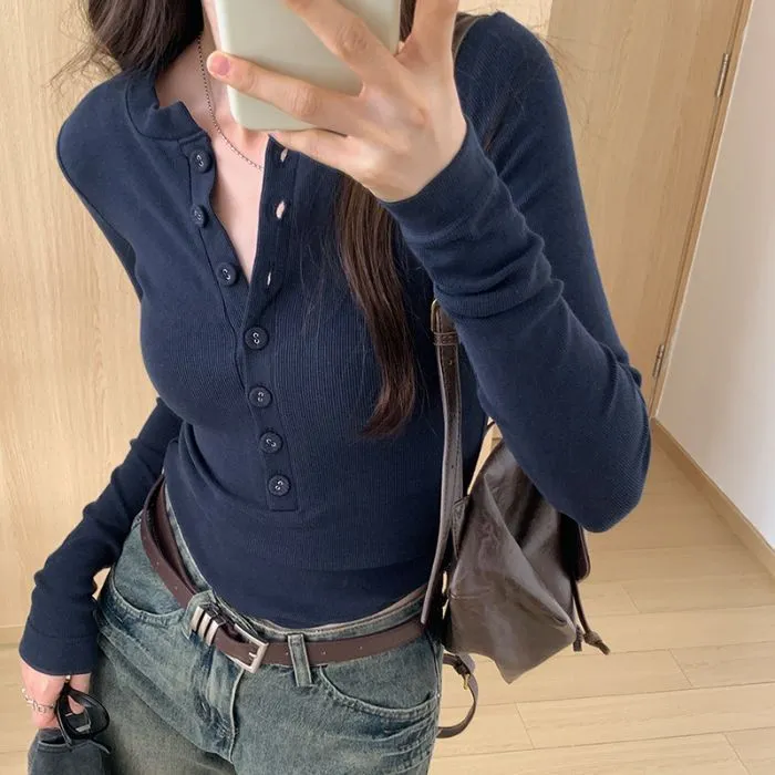 美式辣妹白色v领T恤女内搭打底衫高级感纽扣上衣修身显瘦秋冬长袖