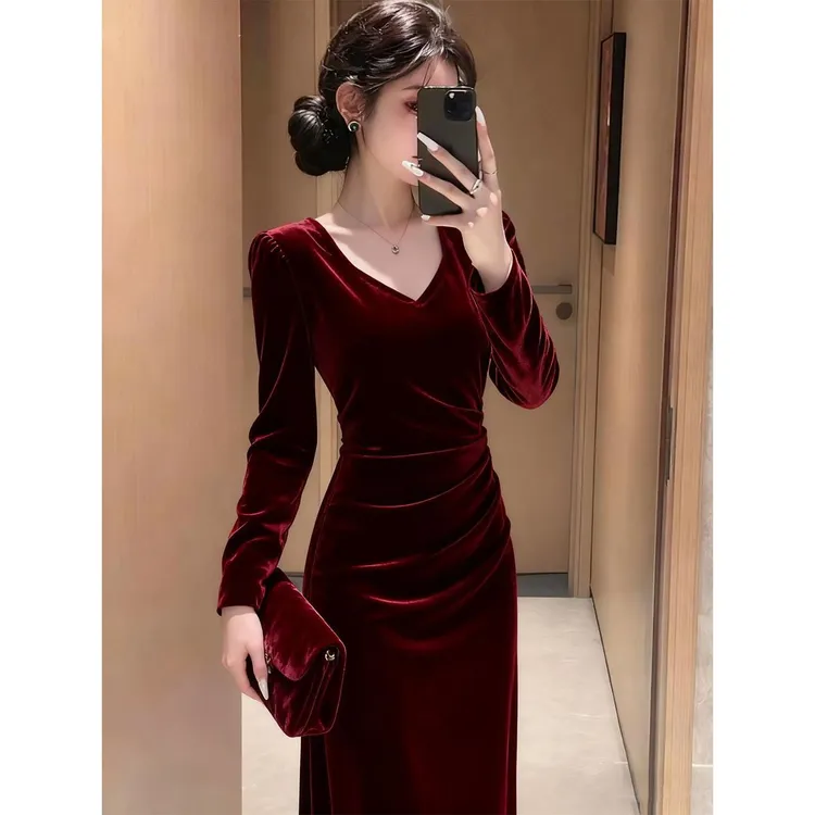 裙子秋冬款法式气质收腰显瘦小个子高级感长裙酒红色丝绒连衣裙女