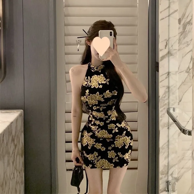 现货复古黑色烫金挂脖连衣裙夏季新中式紧身短裙显身材收腰包臀裙