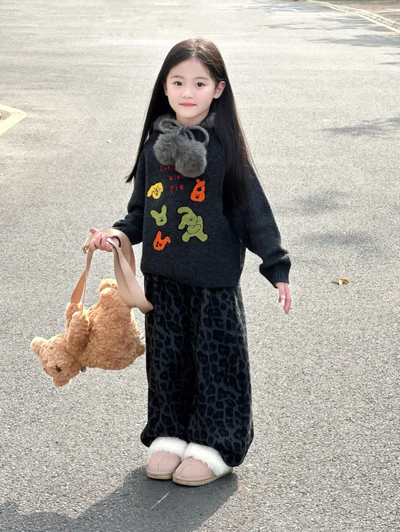 小思家女童2025冬季新款韩版百搭卡通套头毛衣加绒豹纹裤休闲套装