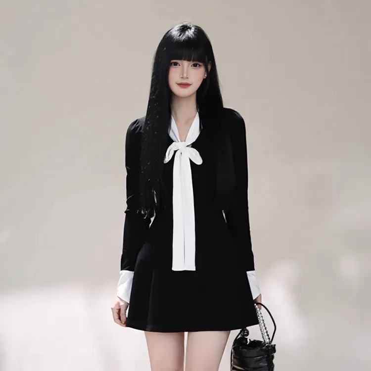 法式长袖连衣裙秋季蝴蝶结设计感打底裙显瘦收腰内搭赫本风小黑裙