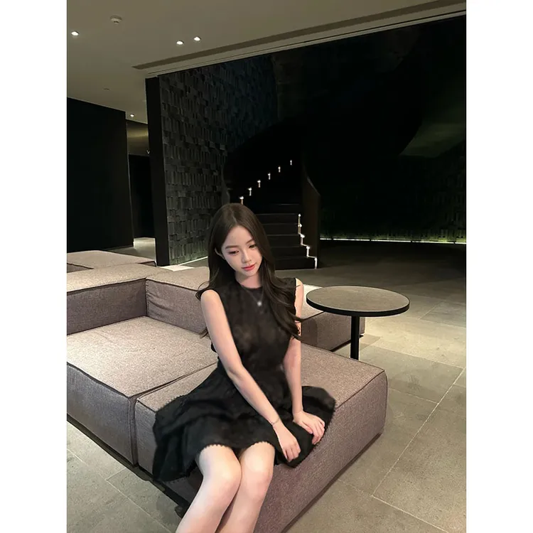 2025秋季新款高级感刺绣花朵无袖连衣裙女宽松显瘦百搭收腰短裙