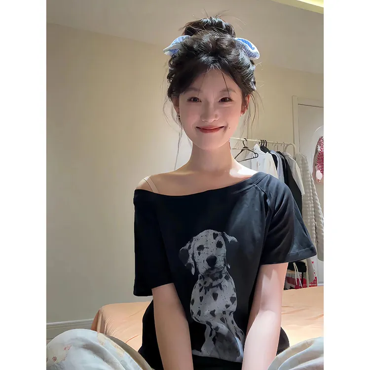 黑色斜肩短袖t恤女夏季斑点狗印花宽松显瘦独特设计辣妹露肩上衣
