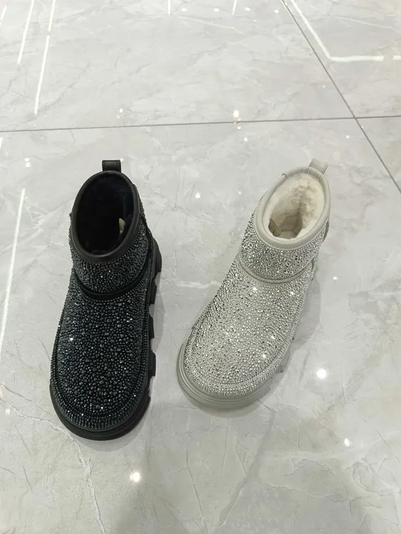 2025年品牌女鞋冬季新款时尚厚底防滑保暖圆头套筒满钻时尚雪地靴