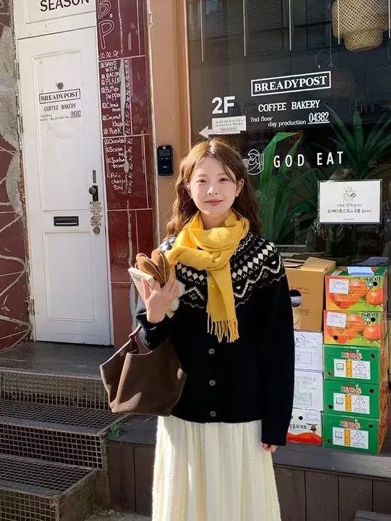 2025年慵懒风复古印花圆领针织开衫女新款宽松软糯小个子百搭毛衣