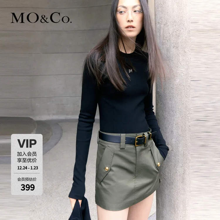 MOCO秋M字母金属章仔弧形下摆修身长袖正肩T恤MBC3TEEK01