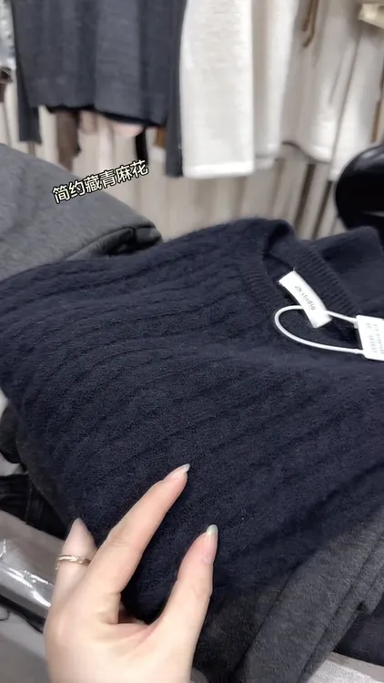 今年秋冬流行爆款穿搭2025新款韩版气质时尚减龄设计感针织衫潮