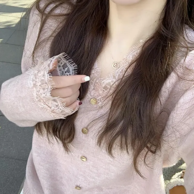 好温柔~2025秋季新款甜美V领蕾丝拼接套头毛衣针织衫长袖上衣女