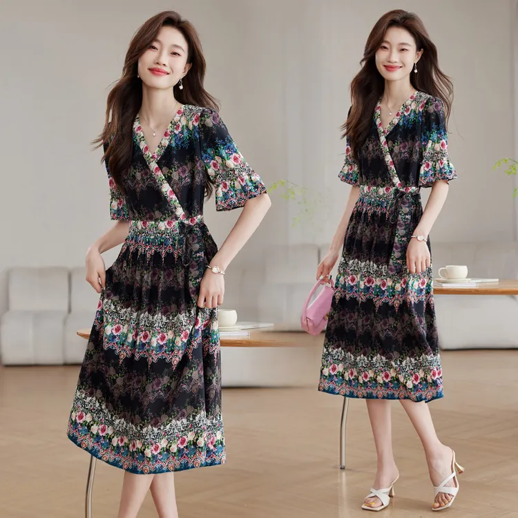 法式碎花V领连衣裙女2025夏季新款复古喇叭袖显瘦减龄中长款裙子