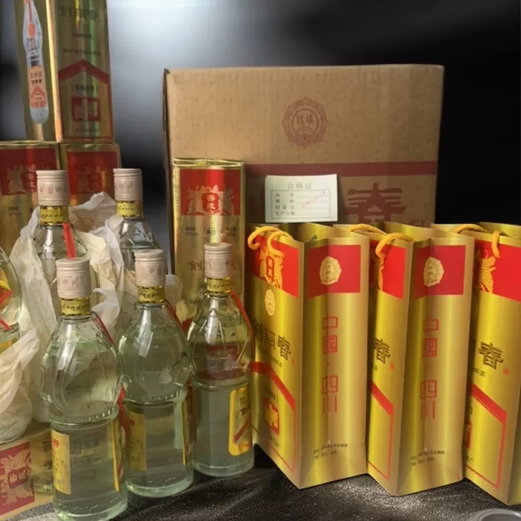 借牧浓香型52度白酒，一箱6瓶，95年配手提袋52度