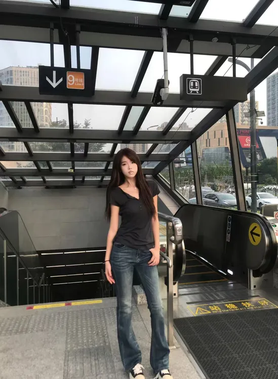 尹千金J【摩登回潮】美式复古中低腰做旧修身微喇牛仔裤K257273