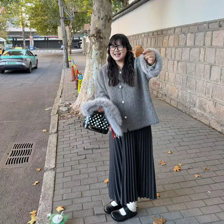 大码女装秋冬胖mm小香风设计感高级感开衫保暖配围脖短款外套