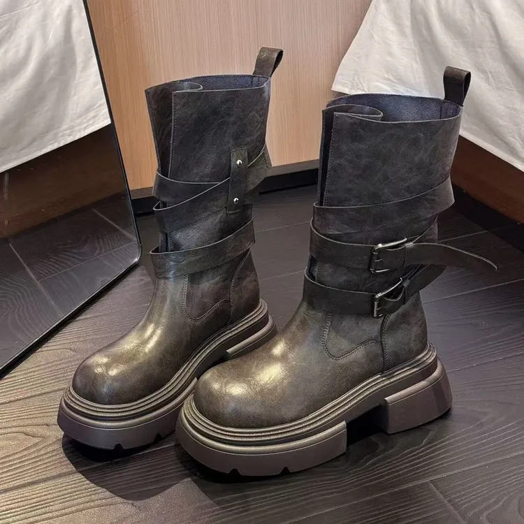 马丁靴女款2025年新款秋季皮带扣百搭超火显瘦厚底增高短筒靴女