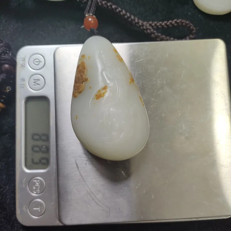 88.9克，和田羊脂白玉肉质细腻，油脂光泽，纯天然皮色，普贤菩萨挂件