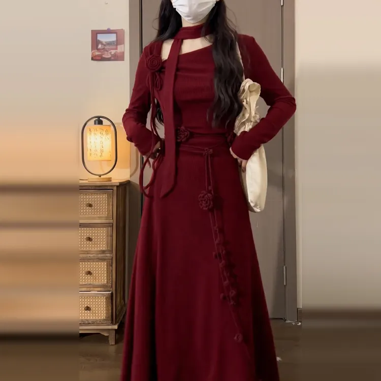 法式高级设计感酒红色长袖连衣裙女秋冬2025新款收腰显瘦挂脖长裙