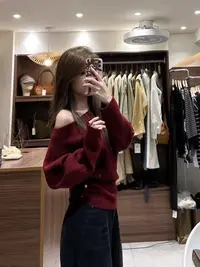 气质斜领设计感露肩长袖毛衣女秋季新款时髦个性褶皱收腰针织上衣
