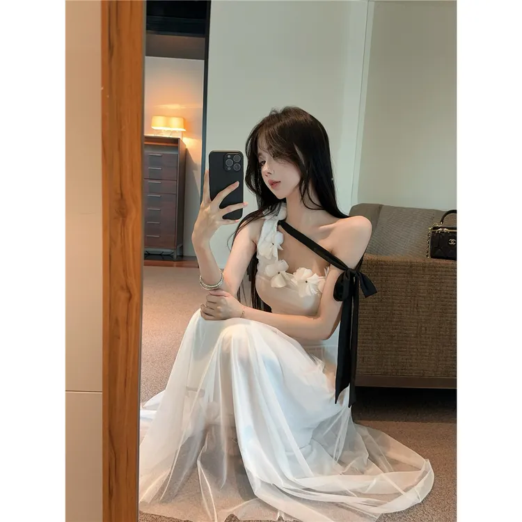 法式气质别致设计感绝美斜肩系带立体花朵无袖收腰显瘦连衣裙女夏