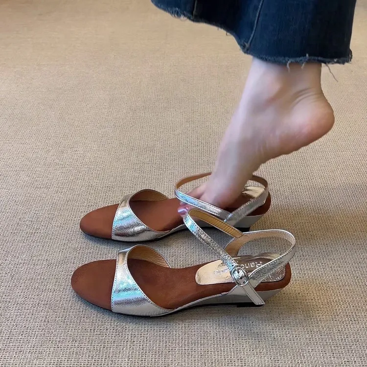 真皮版~2025新款法式复古圆头一字扣带时尚百搭坡跟露趾凉鞋外穿