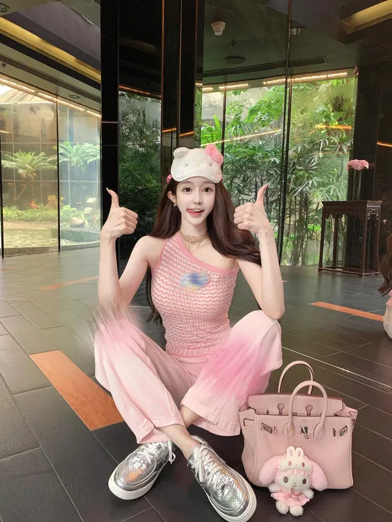2025夏季新款辣妹风设计感别致撞色斜肩背心配刺绣牛仔裤两件套女
