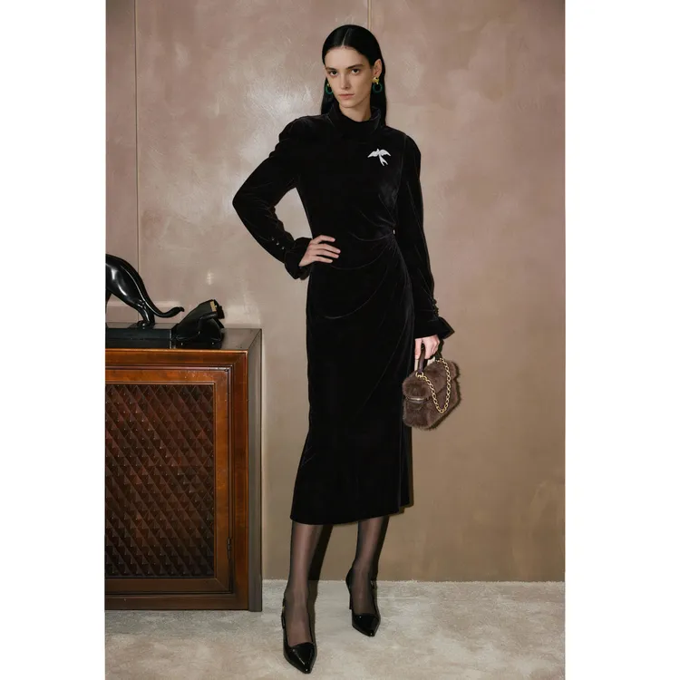 LYNEE【鎏金年华】丝绒半高领连衣裙 复古优雅气质长裙LGD2FAW286