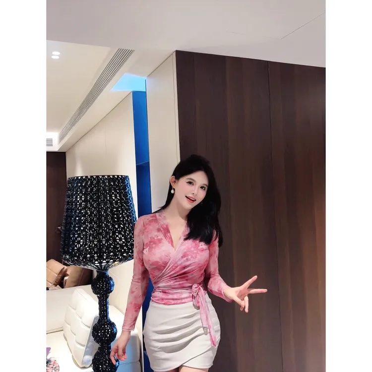 粉色长袖系带秋季新款高级感气质时尚百搭V领显瘦印花上衣