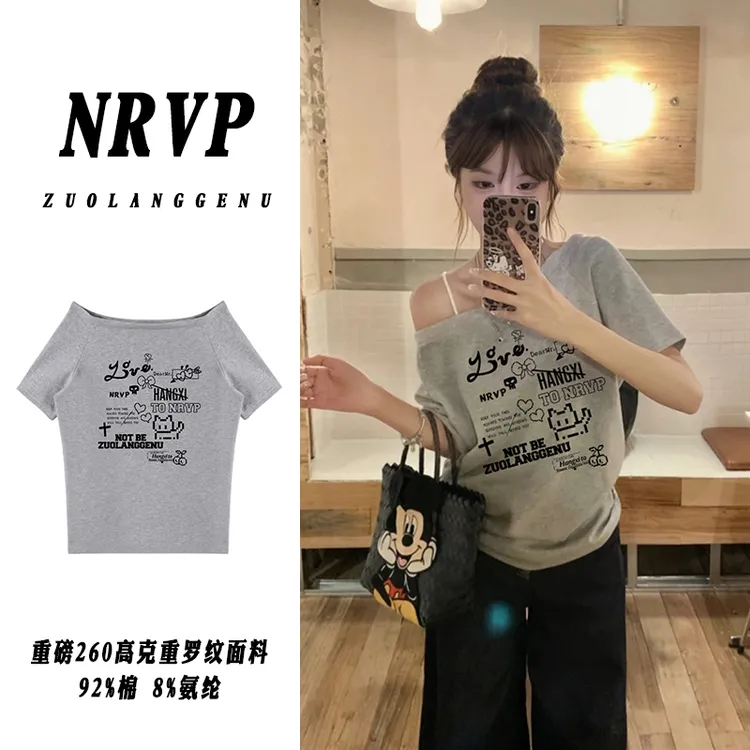 卡通印花斜肩短袖T恤女小众辣妹宽松版露肩设计感高弹力棉上衣潮