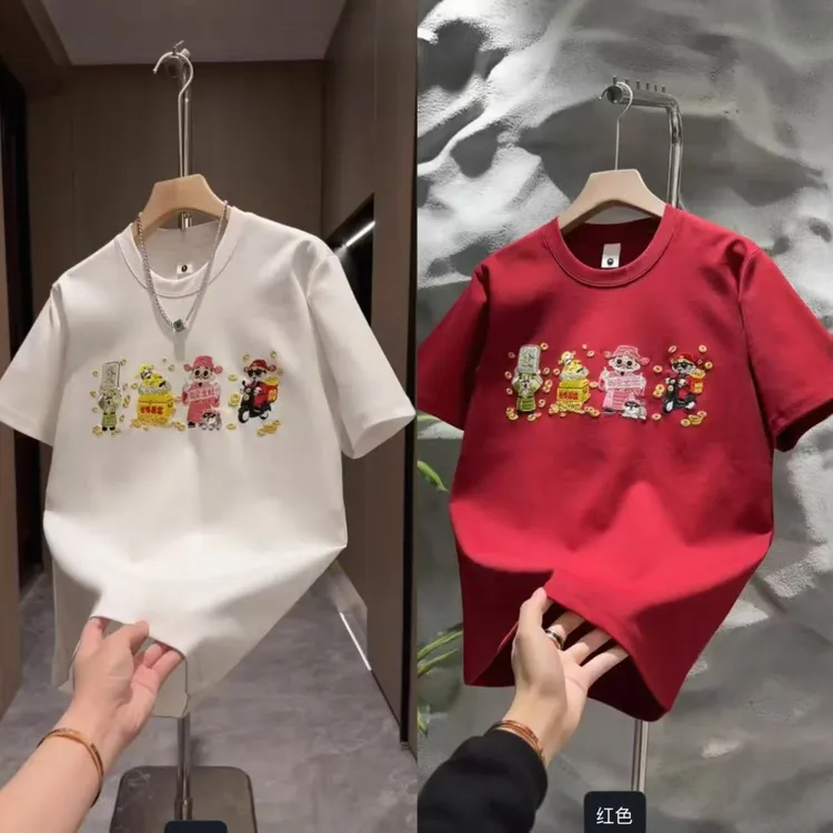 2026新年款财神刺绣本命年休闲圆领短袖T恤男士潮流百搭半袖上衣