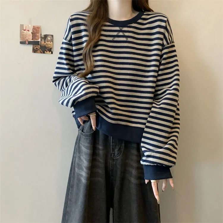 大码女装复古遮肚子显瘦条纹卫衣女秋冬胖妹妹宽松长袖正肩打底衫