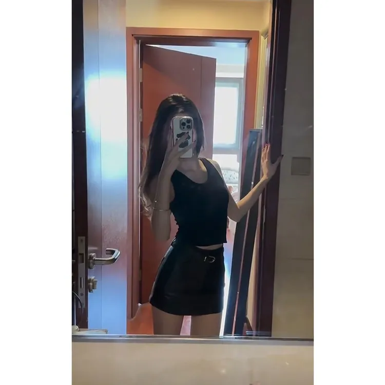 2025夏季新款气质辣妹黑色挂脖收腰显瘦背心上衣女配修身包臀短裙