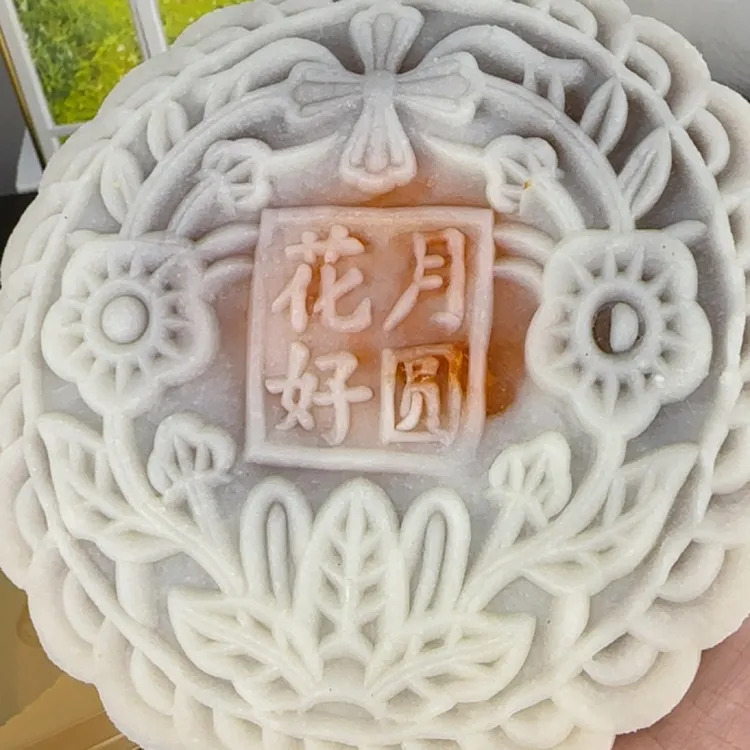 中秋冰皮肉松紫薯蛋黄月糕