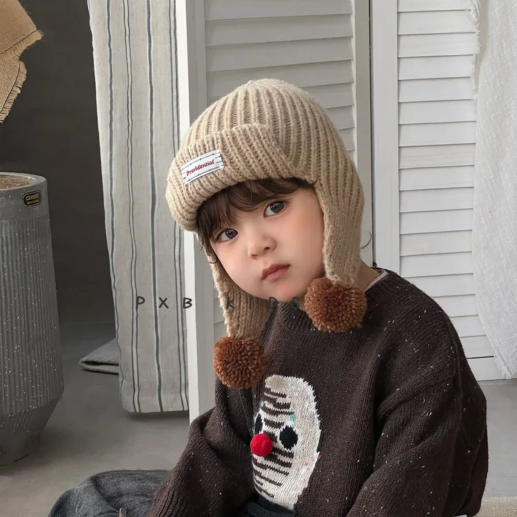 个性英文缝标护耳帽秋冬保暖儿童可爱双毛球套头帽户外防寒毛线帽