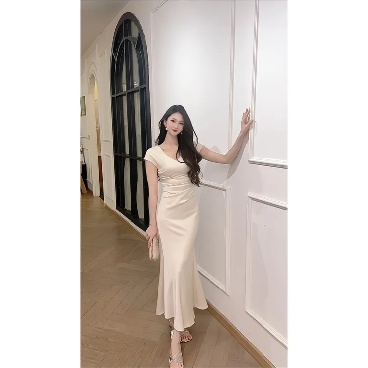 御姐气质女神范杏色缎面V领连衣裙女夏高级感清纯系绝美长裙