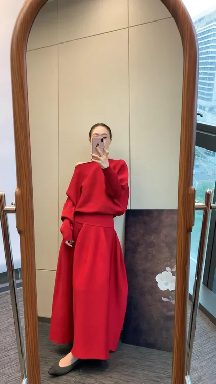 2025秋季新款大方得体气质高级感巨好看红色斜肩上衣半身裙套装