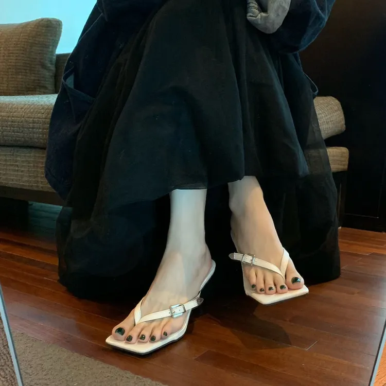 白色人字拖女2025年时尚百搭高跟凉拖外穿方头夹趾细跟高级感