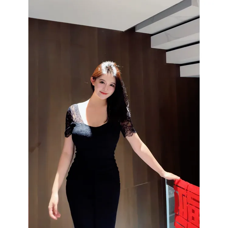 蔓影雕花 性感优雅韵味轻奢精致浪漫蕾丝设计感显瘦短袖上衣G247