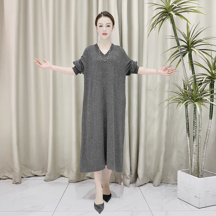 9719灰色立体浮雕设计款羊毛气质秋冬长款轻奢针织连衣裙时尚