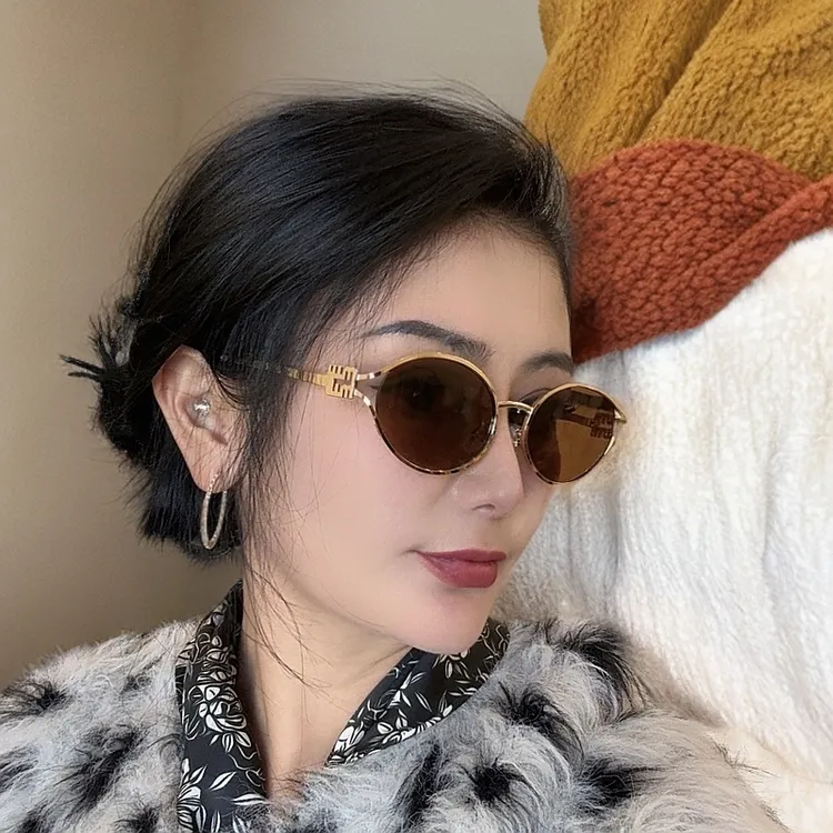 超级时尚百搭的款墨镜