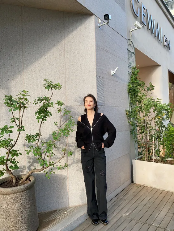 阿玛施新款黑色破洞牛仔裤