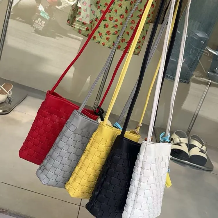 6536羊皮编织手机包休闲俏皮