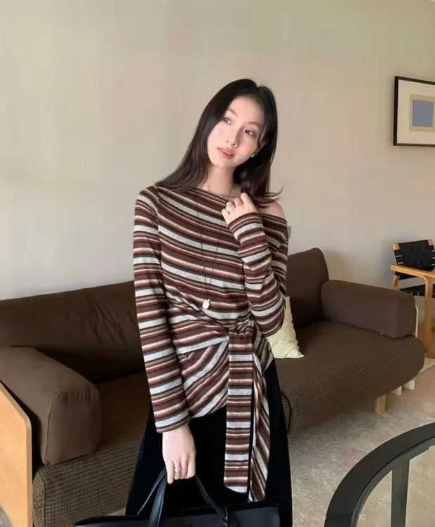 2025秋季新款不规则复古条纹风斜肩露肩绑带长袖T恤女修身短上衣