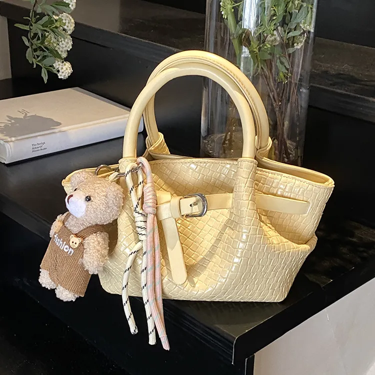 夏季爆款小包包女式2025新款时尚百搭斜挎包超火手提水桶包小拎包