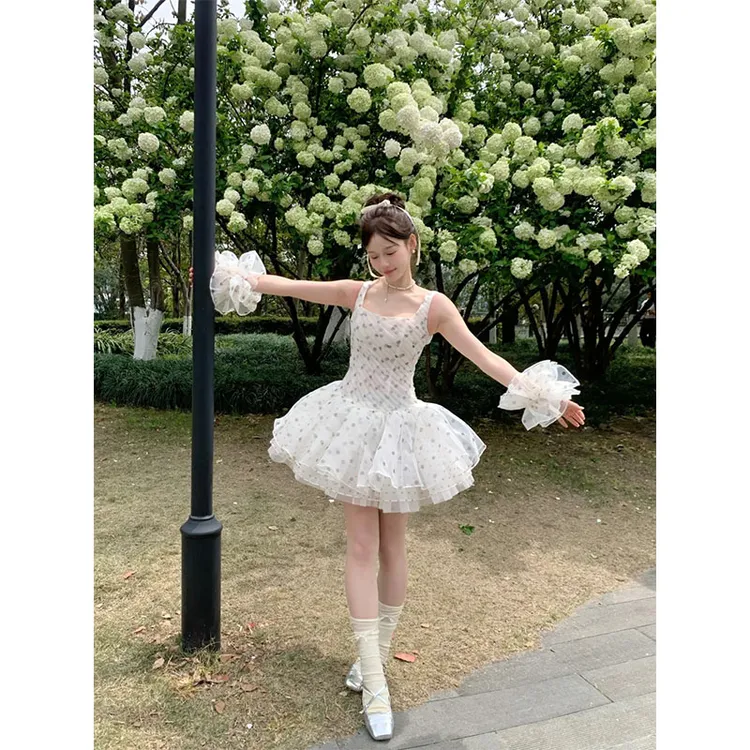 法式白色碎花波点吊带连衣裙子女夏季初恋奶甜收腰公主蓬蓬裙短裙