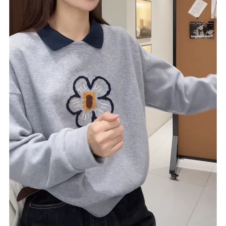 2025秋季新款宽松落肩袖刺绣花朵韩版圆领套头卫衣女显瘦百搭上衣