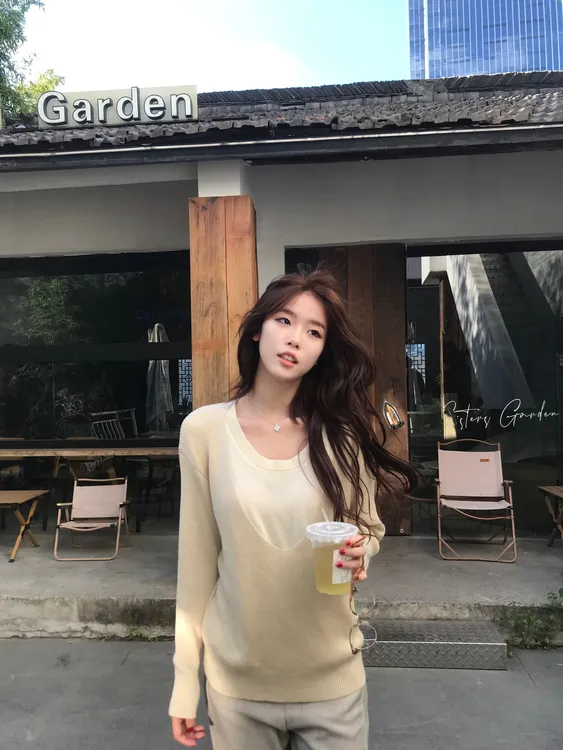 尹千金J【温柔白月光】撞色假两件针织衫女法式温柔圆领上衣S257380